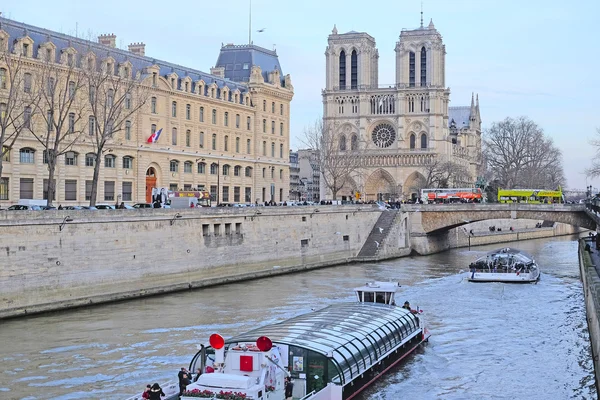 Hajó egy folyón Sena Párizsban — Stock Fotó
