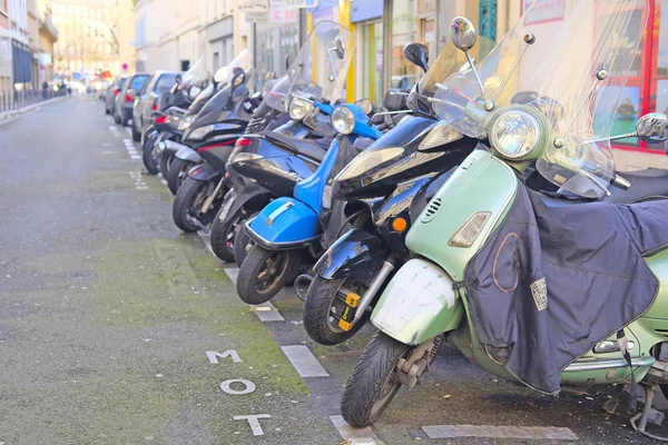 Estacionamento de moto em uma rua em um centro de Paris — Fotografia de Stock