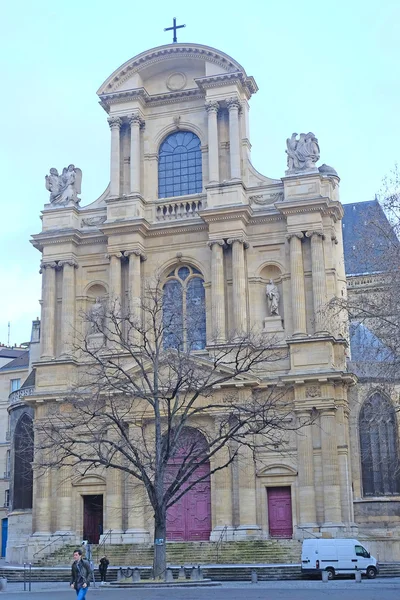 罗马天主教教会在巴黎中心 — 图库照片