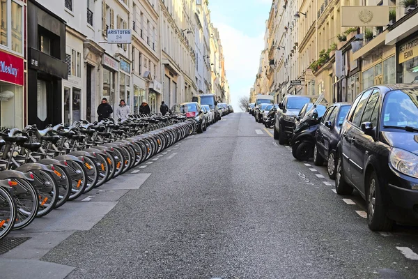 Autos auf einem Parkplatz in Paris — Stockfoto