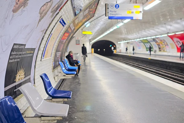 Interior de uma estação de metro em Paris — Fotografia de Stock