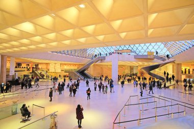 Paris'te Louvre girişine