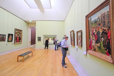 Louvre resimlerde ziyaretçi bakmak