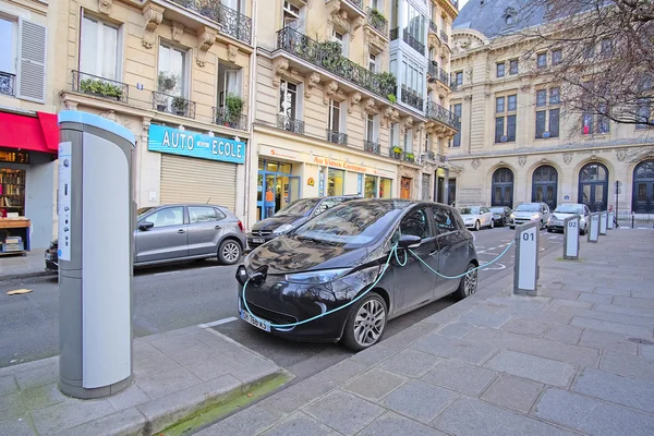 Opłaty za samochód elektryczny w Paryżu — Zdjęcie stockowe
