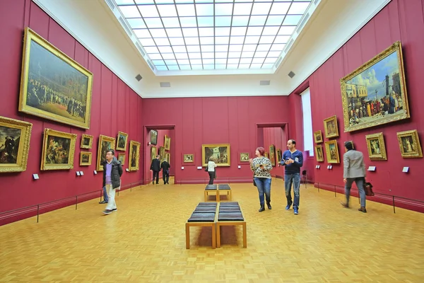 Les visiteurs regardent les photos au Louvre — Photo