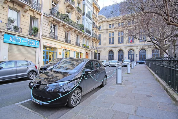 Cargas de coches eléctricos en París — Foto de Stock