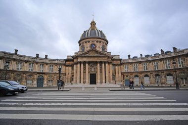 Paris'in merkezinde klasik binada