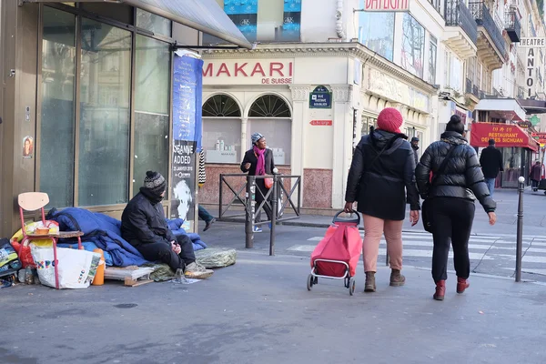 Hombre sin hogar en un centro de París — Foto de Stock