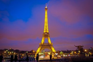 Bir gece Paris'te Eyfel Kulesi