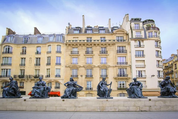 Esculturas perto de musium d 'Orsay em Paris — Fotografia de Stock