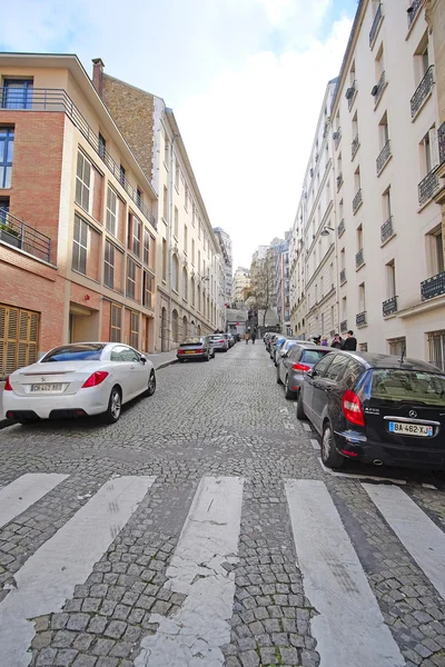 Turismos en un aparcamiento en París — Foto de Stock