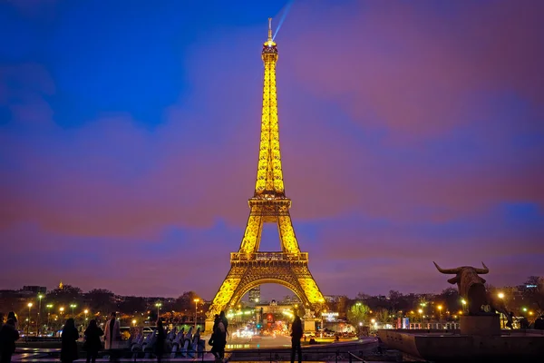 Bir gece Paris'te Eyfel Kulesi — Stok fotoğraf