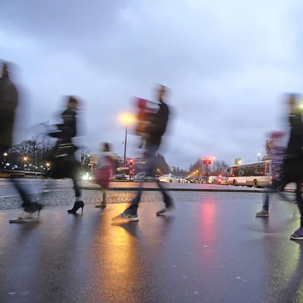 Chodce přes silnici v centru Paříže — Stock fotografie