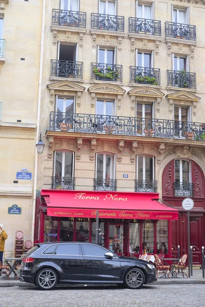 Paris'te bir park arabalar — Stok fotoğraf