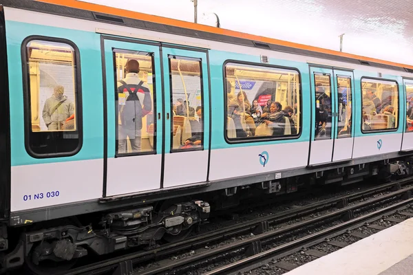 Tren de metro en París — Foto de Stock
