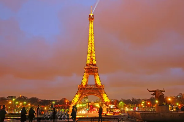 Eiffeltoren op een nacht in Parijs — Stockfoto