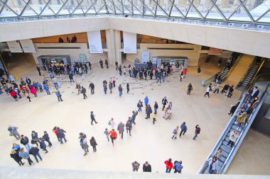 Paris'te Louvre girişine