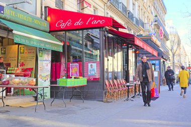 Paris 'teki sokak kafesi.