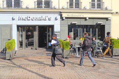 Paris 'teki sokak kafesi.