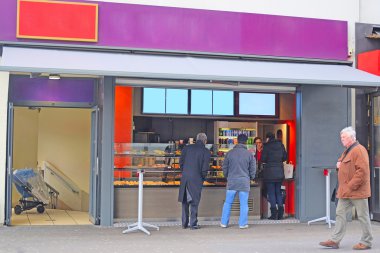 Paris 'teki sokak kafesi.