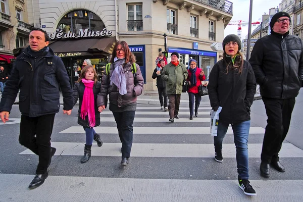 Pedestre atravessar estrada em um centro de Paris — Fotografia de Stock