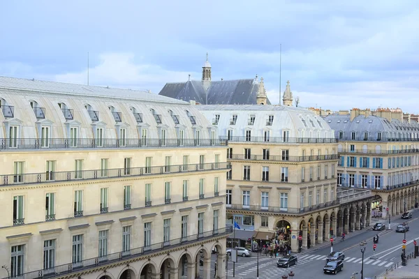 Vista do Luvre para uma rua no centro de Paris — Fotografia de Stock