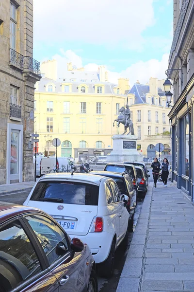 パリの駐車場に車 — ストック写真
