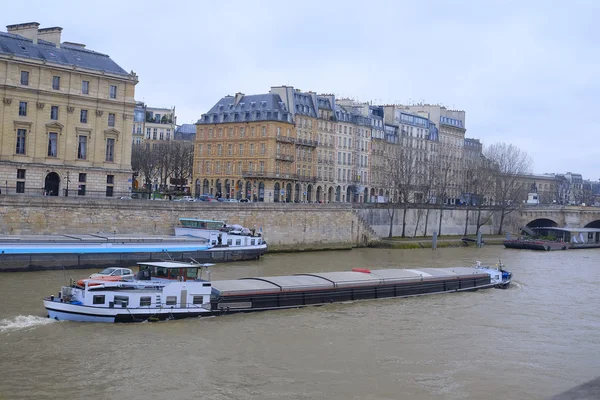 Barco en un río Sena en París —  Fotos de Stock