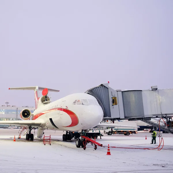 Vliegtuig op luchthaven Domodedovo — Stockfoto