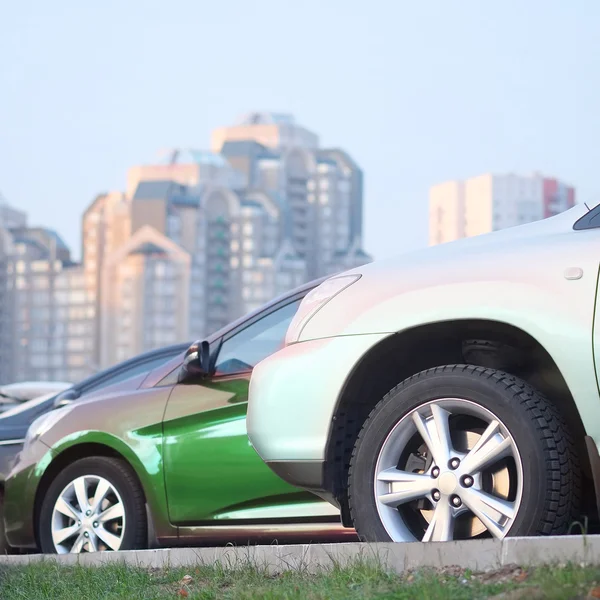 Coches en un aparcamiento — Foto de Stock