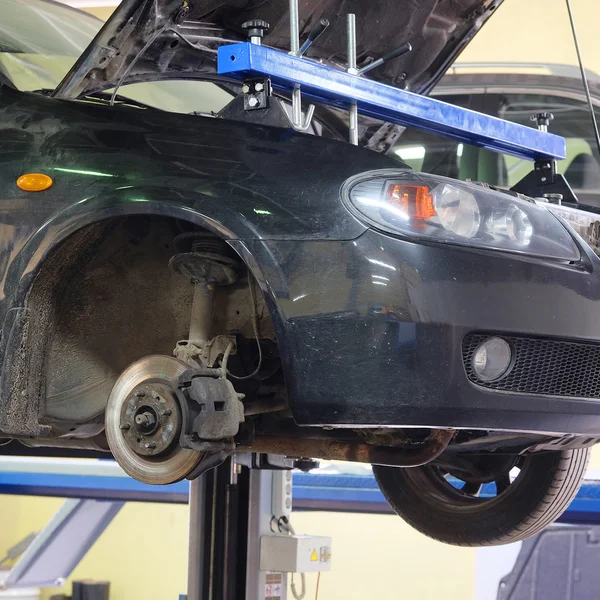 Auto in una stazione di riparazione rivenditore a Serpuhov — Foto Stock