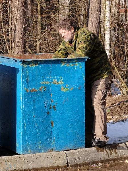 Tramp near the garbage bin — Stock Photo, Image