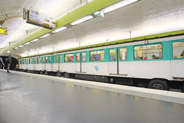 Tren de metro en París — Foto de Stock