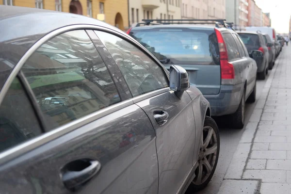 Carros em um estacionamento em Estocolmo — Fotografia de Stock