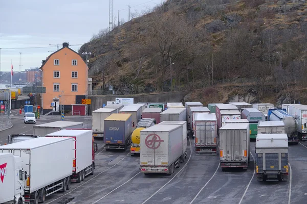 Vrachtwagens op een parking in Stockholm — Stockfoto