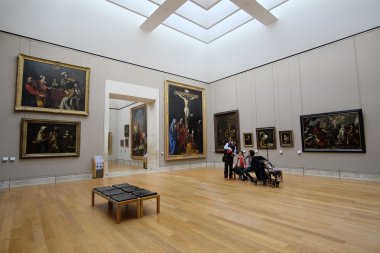 Louvre resimlerde ziyaretçi bakmak