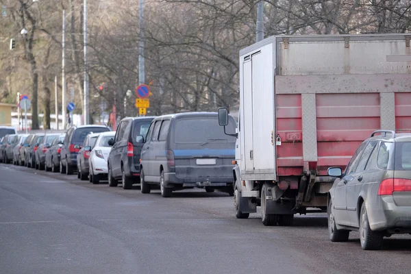 Die parkenden Autos in Helsinki — Stockfoto