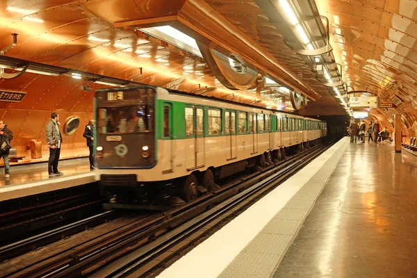 A párizsi metró vonat — Stock Fotó