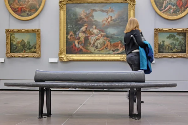 Visitors look at the pictures in Louvre — Stock Photo, Image