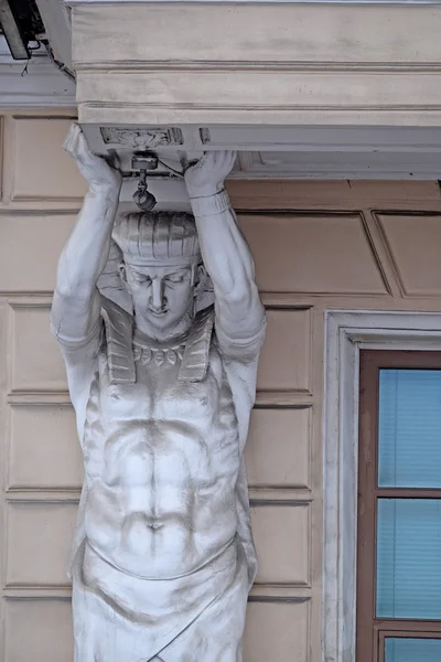 Atlas op een gebouw van de Hermitage in St.-Petersburg — Stockfoto