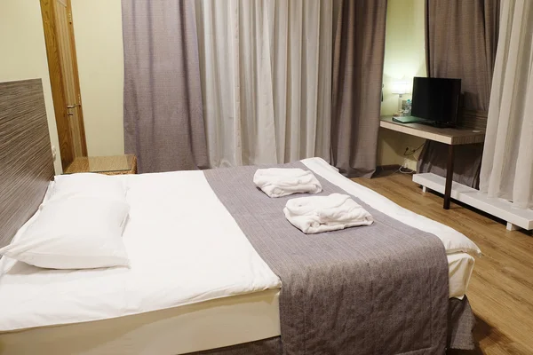 Motel pokój z łóżkiem typu queen-size — Zdjęcie stockowe