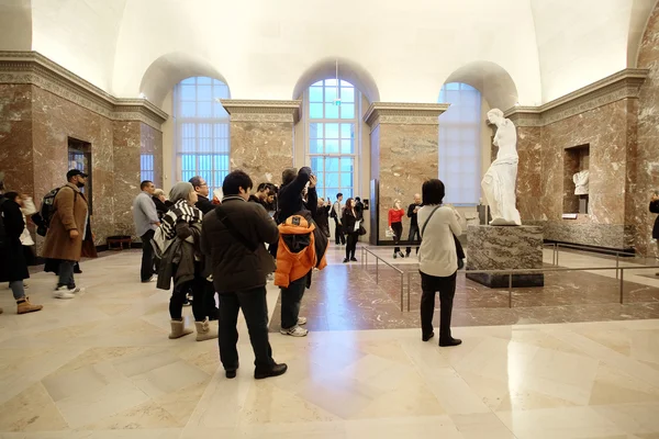 Een van de zalen van het Louvre — Stockfoto