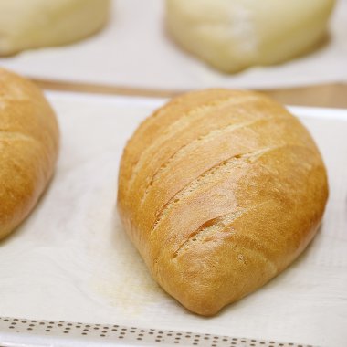 Fırında taze ekmek var. 