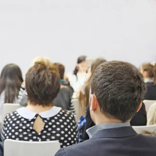 konferans salonunda toplantı