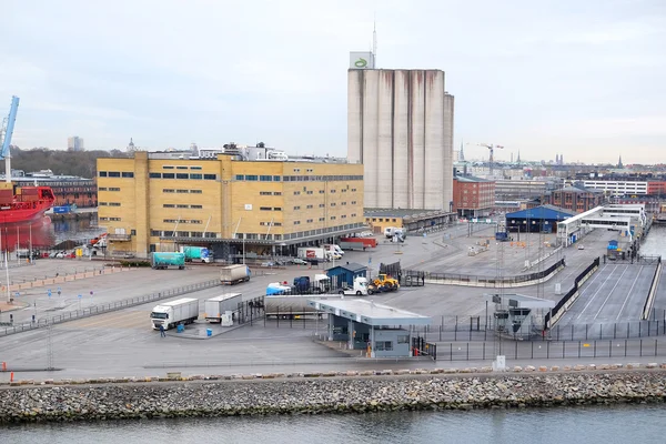 Vrachtwagens op een parking in de haven van Stockholm — Stockfoto