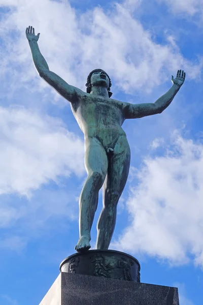 Standbeeld in de Stockholm-kade in de buurt van het stadhuis — Stockfoto