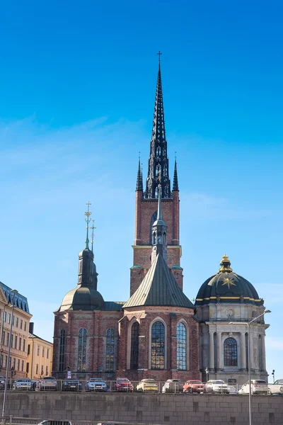 Carros em um estacionamento perto da catedral em Estocolmo — Fotografia de Stock