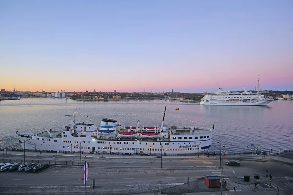 Kreuzfahrtschiff bei Stockholm — Stockfoto