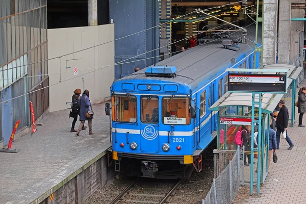 U-Bahn-Zug im Zentrum von Stockholm — Stockfoto