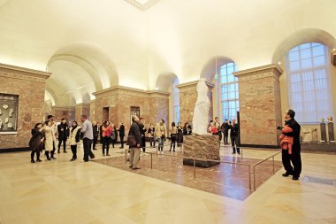 Louvre koridorlarda biri
